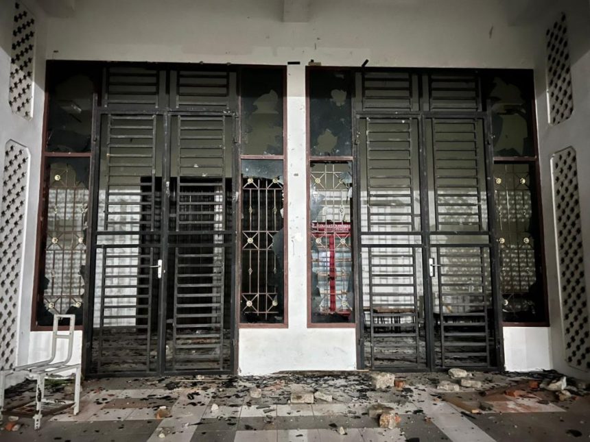 Sejumlah fasilitas kampus rusak akibat mahasiswa Fakultas Pertanian dan Fakultas Teknik Universitas Syiah Kuala Banda Aceh terlibat tawuran, Rabu malam (12/10)