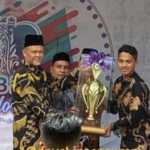 Penyerahan piala bergilir RIAB FAIR IX kepada MAS Insan Qur'ani sebagai juara umum tingkat SMA/MA, pada penutupan RIAB Fair IX di kampus MAS Ruhul Islam Anak Bangsa, Gue Gajah, Aceh Besar, Kamis (13/10)