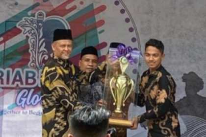 Penyerahan piala bergilir RIAB FAIR IX kepada MAS Insan Qur'ani sebagai juara umum tingkat SMA/MA, pada penutupan RIAB Fair IX di kampus MAS Ruhul Islam Anak Bangsa, Gue Gajah, Aceh Besar, Kamis (13/10)