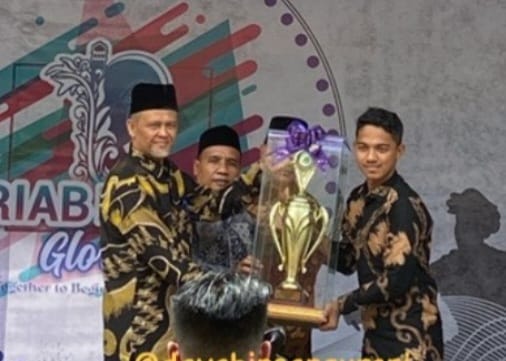 Penyerahan piala bergilir RIAB FAIR IX kepada MAS Insan Qur'ani sebagai juara umum tingkat SMA/MA, pada penutupan RIAB Fair IX di kampus MAS Ruhul Islam Anak Bangsa, Gue Gajah, Aceh Besar, Kamis (13/10)