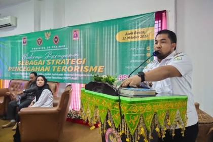 Pj Bupati Aceh Besar Muhammad Iswanto saat membuka kegiatan Training of Trainer Guru Pelopor Moderasi Beragama dan Lomba Pembuatan Video Pendek yang digelar FKPT Aceh dan BNPT di Gedung Dekranasda Aceh Besar, Rabu (12/10)