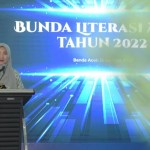 Ayu Candra Febiola Nazuar memberikan sambutan usai dikukuhkan sebagai Bunda Literasi Aceh Tahun 2022, di Gedung Perpustakaan Wilayah dan Arsip Aceh, Kamis (13/10)