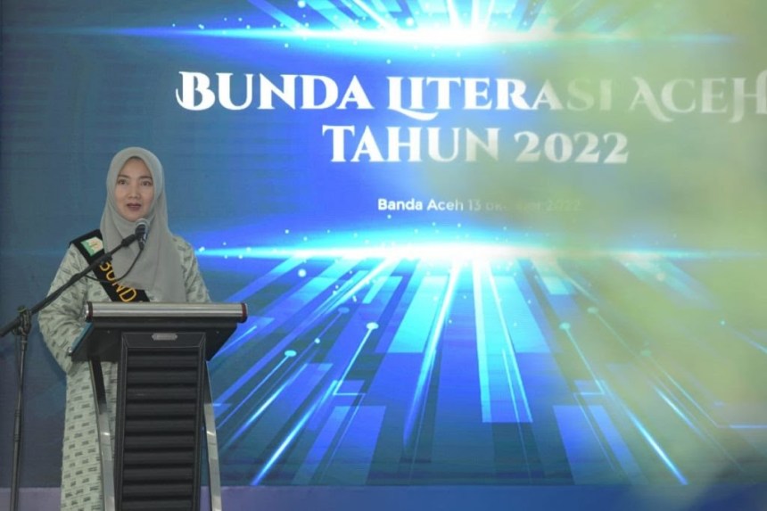 Ayu Candra Febiola Nazuar memberikan sambutan usai dikukuhkan sebagai Bunda Literasi Aceh Tahun 2022, di Gedung Perpustakaan Wilayah dan Arsip Aceh, Kamis (13/10)