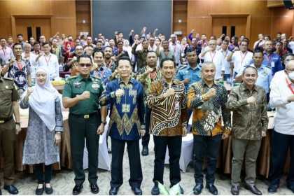 Pj Gubernur Aceh Achmad Marzuki bersama Direktur Pembinaan Peran Serta Masyarakat KPK Kumbul Kusdwidjanto Sudjadi menghadiri acara Bimtek Dunia Usaha Anti Korupsi di Aula Gedung Serbaguna Setda Aceh, Kamis (13/10)