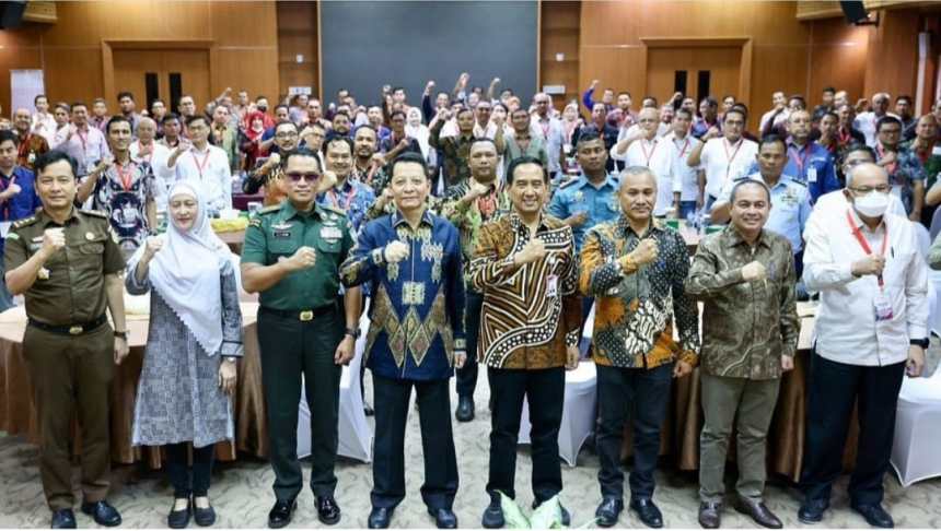 Pj Gubernur Aceh Achmad Marzuki bersama Direktur Pembinaan Peran Serta Masyarakat KPK Kumbul Kusdwidjanto Sudjadi menghadiri acara Bimtek Dunia Usaha Anti Korupsi di Aula Gedung Serbaguna Setda Aceh, Kamis (13/10)