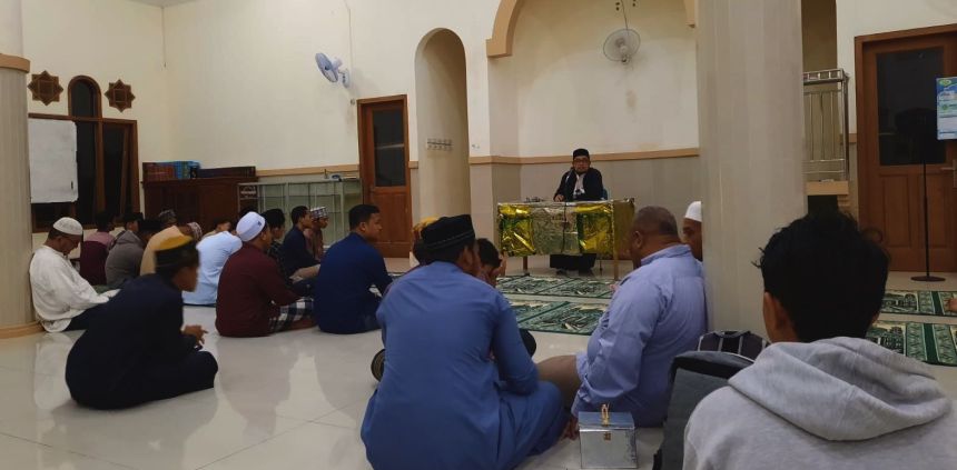 Anggota DPRA Tgk Irawan Abdullah mengisi pengajian subuh di Masjid Al Kawari, Kompleks Markaz Dewan Dakwah Aceh, Gampong Rumpet, Kecamatan Krueng Barona Jaya, Aceh Besar, Jum'at (14/10)
