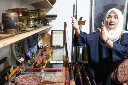 Pj Ketua TP-PKK Aceh Ayu Candra Febiola Nazuar berkunjung dan melihat benda-benda bersejarah koleksi Museum Pedir di Gampong Punge Blang Cut Banda Aceh, Jum'at (14/10)