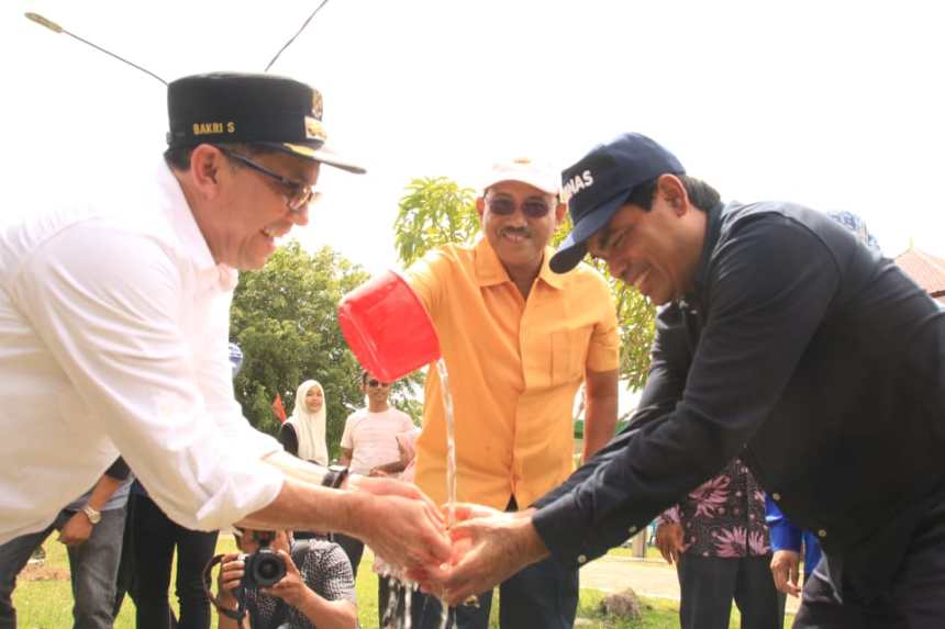 Rektor UIN Ar-Raniry Prof Mujiburahman dan Pj Wali Kota Banda Aceh Bakri Siddiq menanam 2.000 bibit pohon mangrove di Tibang, Sabtu (15/10)