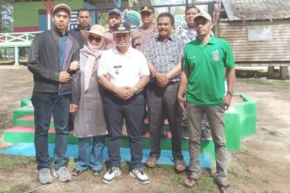 Pj Bupati Aceh Jaya Dr Nurdin SSos MSi meninjau lokasi konservasi Penyu Aron Meubanja di Gampong Keude Panga Kecamatan Panga, Sabtu (15/10)