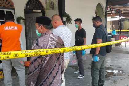 Tim Inafis Satreskrim Polres Nagan Raya melakukan olah TKP di rumah balita yang meninggal dunia terhirup uap BBM jenis Pertalite