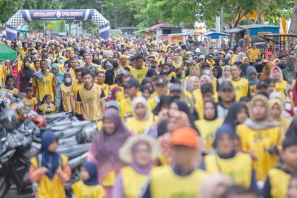 Ribuan warga memeriahkan jalan sehat dalam rangka HUT ke-58 Partai Golkar di jalan utama dalam kota Banda Aceh, Ahad pagi (16/10)