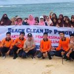 Aceh Australian Alumni lakukan Beach Cleaning Up di Pantai Babah Kuala Lhoknga, Aceh Besar
