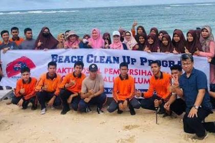 Aceh Australian Alumni lakukan Beach Cleaning Up di Pantai Babah Kuala Lhoknga, Aceh Besar