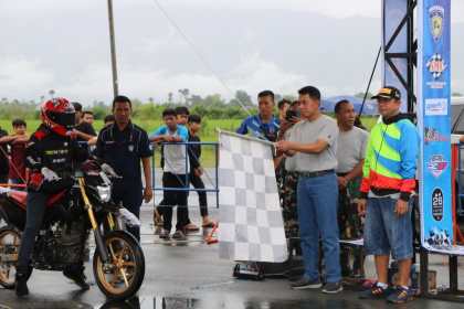 Danlanud SIM Kolonel Pnb Yoyon Kuscahyono saat membuka dan melepas pembalap yang ikut Drag Bike Danlanud Cup 2022, Ahad (16/10)
