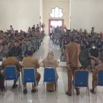 Ratusan pegawai honorer Pemkab Aceh Besar mengikuti tes urine dan sosialisasi kesehatan jiwa serta bahaya narkoba di Aula SKB Kota Jantho, Selasa (18/10)