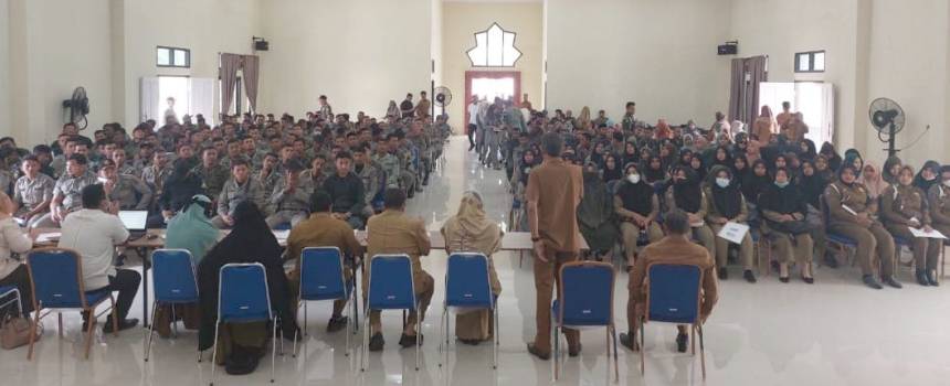 Ratusan pegawai honorer Pemkab Aceh Besar mengikuti tes urine dan sosialisasi kesehatan jiwa serta bahaya narkoba di Aula SKB Kota Jantho, Selasa (18/10)