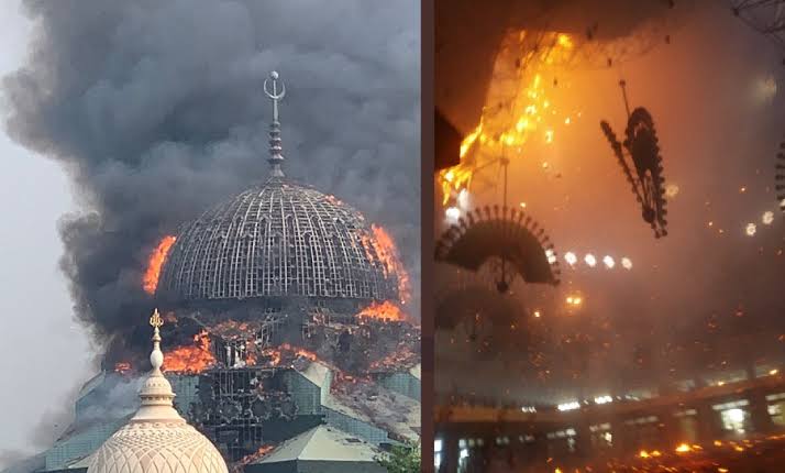 Kubah Masjid Raya Jakarta Islamic Center (JIC), Jakarta Utara, ambruk akibat terbakar pada Rabu (19/10) sore