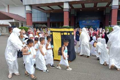 Sekitar 2.500 murid TK/PAUD se-Aceh Besar mengikuti Manasik Haji Cilik yang digelar di Stadion Harapan Bangsa Lhong Raya Banda Aceh, Kamis (20/10)