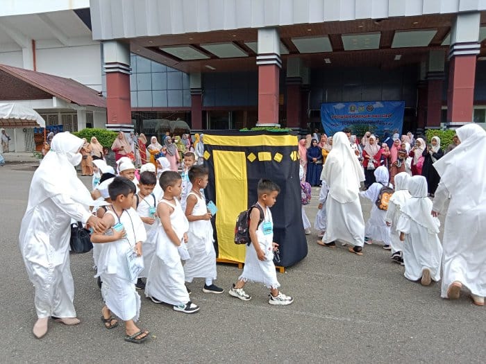 Sekitar 2.500 murid TK/PAUD se-Aceh Besar mengikuti Manasik Haji Cilik yang digelar di Stadion Harapan Bangsa Lhong Raya Banda Aceh, Kamis (20/10)