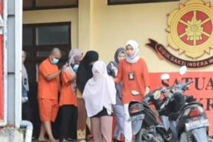 Polisi Polresta Banda Aceh menggiring 4 muncikari yang ditahan usai ditangkap karena terlibat praktik prostitusi online, sementara 5 PSK dilepas dan dikenakan wajib lapor