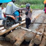 Jembatan utama Lawe Sawah Lawe Cimanok yang menjadi penghubung antar desa di Kecamatan Kluet Timur, Aceh Selatan terputus akibat hujan sangat lebat
