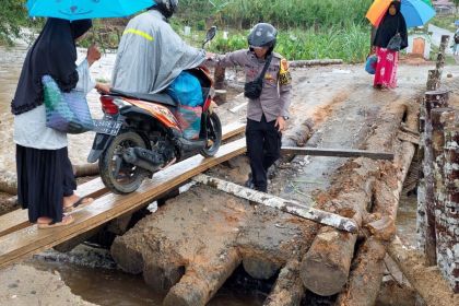 Jembatan utama Lawe Sawah Lawe Cimanok yang menjadi penghubung antar desa di Kecamatan Kluet Timur, Aceh Selatan terputus akibat hujan sangat lebat