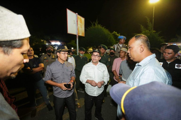 Pj Wali Kota Banda Aceh Bakri Siddiq memantau aktivitas malam di sejumlah lokasi wisata bersama Ketua DPRK Farid Nyak Umar, Sabtu malam (22/10)