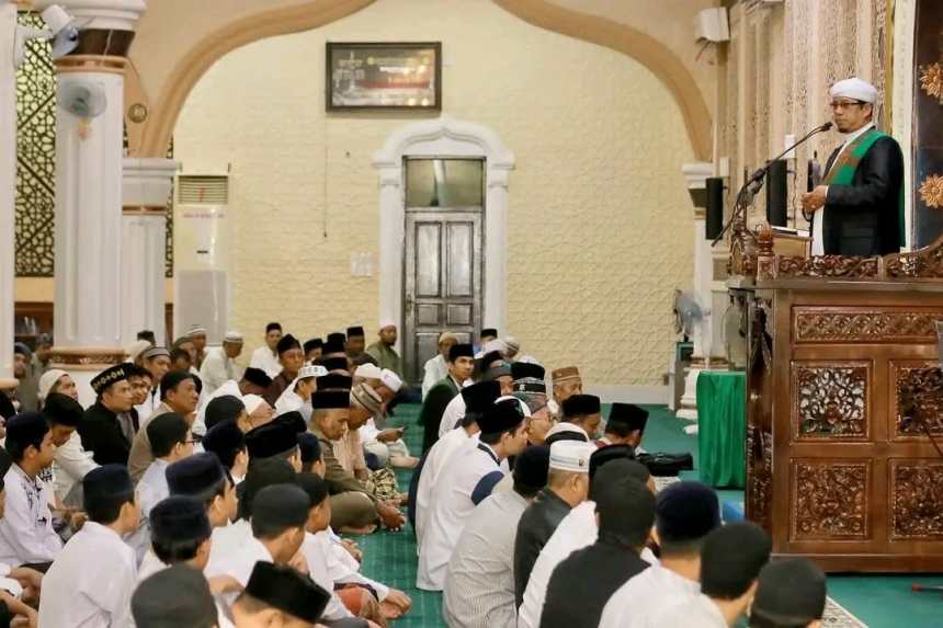Kegiatan subuh keliling dalam memperingati Hari Santri Nasional 2022 yang mengundang Ustadz H Zulkarnaen (Ketua Assidqi Sumut) sebagai penceramah di Masjid Agung Babussalam, Sabang, Ahad (23/10)