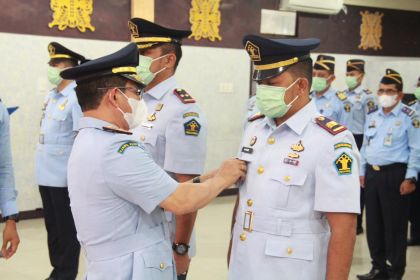Kakanwil Kemenkumham Aceh Meurah Budiman melantik 7 pejabat pada UPT Pemasyarakatan di Aula Bangsal Garuda, Senin (24/10)