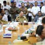 Pj Gubernur Aceh Achmad Marzuki, didampingi Ketua DPRA Saiful Bahri beserta Pj Bupati Aceh Utara, Azwardi Abdullah menggelar rapat dengan pengelola KEK Arun, di Aula PT PIM Aceh Utara, Senin (24/10)
