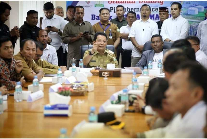 Pj Gubernur Aceh Achmad Marzuki, didampingi Ketua DPRA Saiful Bahri beserta Pj Bupati Aceh Utara, Azwardi Abdullah menggelar rapat dengan pengelola KEK Arun, di Aula PT PIM Aceh Utara, Senin (24/10)