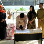 Gubernur Jawa Timur Khofifah Indar Parawansa menyaksikan serahterima Gedung Serbaguna Tgk Chik Pante Geulima atau gedung bantuan Tahir Foundation di Komplek Perkantoran Pemkab Pidie Jaya, Senin (24/10)