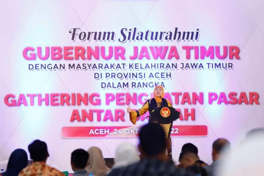 Gubernur Jawa Timur Khofifah Indar Parawansa bersilaturahmi dengan masyarakat kelahiran Jatim di Aceh, pada Senin malam (24/10) di Amel Convention Hall Banda Aceh