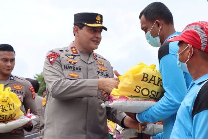 Kapolda Aceh Irjen Pol Ahmad Haydar membagikan bansos kepada masyarakat kurang mampu di depan Masjid Raya Baiturrahman Banda Aceh, Rabu (26/10)