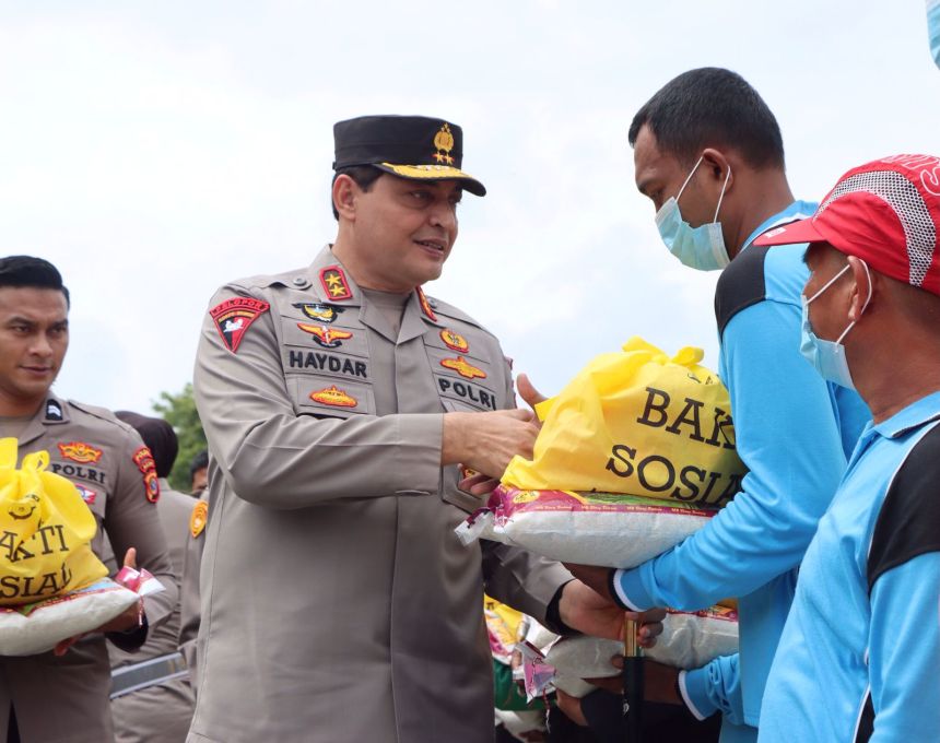 Kapolda Aceh Irjen Pol Ahmad Haydar membagikan bansos kepada masyarakat kurang mampu di depan Masjid Raya Baiturrahman Banda Aceh, Rabu (26/10)
