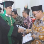 Rektor UIN Ar-Raniry Prof Mujiburrahman MA menyerahkan penghargaan kepada Dr Phil Abdul Manan MSc MA yang terpilih sebagai Dosen Berprestasi UIN Ar-Raniry Tahun 2022 pada rapat senat terbuka dalam rangka Milad ke-69 UIN Ar-Raniry, Selasa (25/10) di Auditorium Prof Ali Hasjmy Darussalam