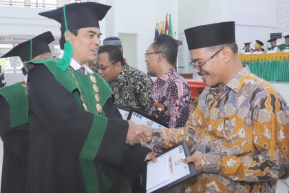 Rektor UIN Ar-Raniry Prof Mujiburrahman MA menyerahkan penghargaan kepada Dr Phil Abdul Manan MSc MA yang terpilih sebagai Dosen Berprestasi UIN Ar-Raniry Tahun 2022 pada rapat senat terbuka dalam rangka Milad ke-69 UIN Ar-Raniry, Selasa (25/10) di Auditorium Prof Ali Hasjmy Darussalam