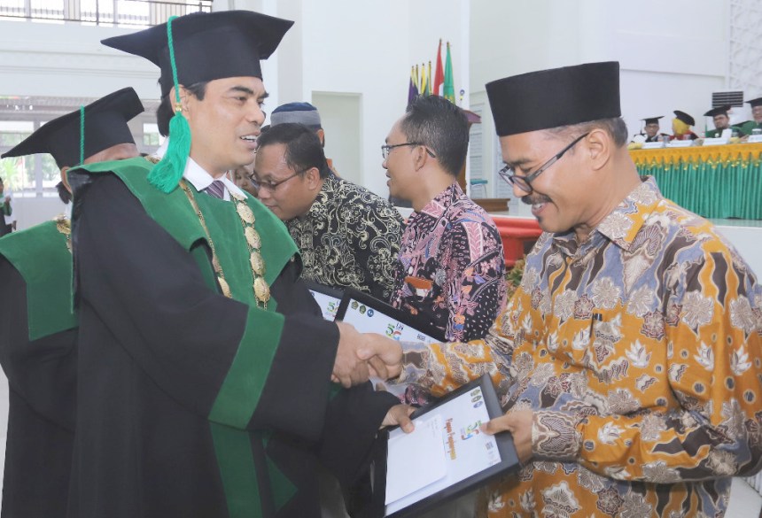 Rektor UIN Ar-Raniry Prof Mujiburrahman MA menyerahkan penghargaan kepada Dr Phil Abdul Manan MSc MA yang terpilih sebagai Dosen Berprestasi UIN Ar-Raniry Tahun 2022 pada rapat senat terbuka dalam rangka Milad ke-69 UIN Ar-Raniry, Selasa (25/10) di Auditorium Prof Ali Hasjmy Darussalam