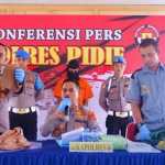 Kapolres Pidie AKBP Padli, Rabu (26/10) memberikan keterangan pers pengungkapan kasus dukun cabul "pesulap hijau" yang melakukan pemerkosaan dan pelecehan seksual di Padang Tiji