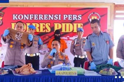 Kapolres Pidie AKBP Padli, Rabu (26/10) memberikan keterangan pers pengungkapan kasus dukun cabul "pesulap hijau" yang melakukan pemerkosaan dan pelecehan seksual di Padang Tiji