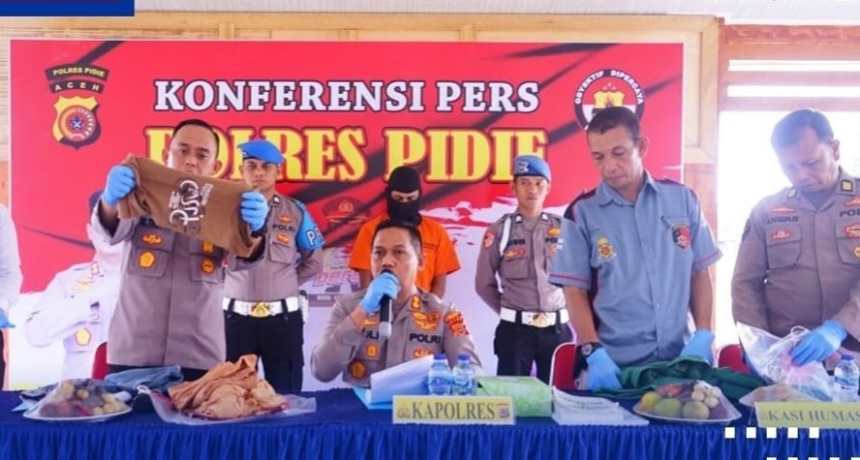 Kapolres Pidie AKBP Padli, Rabu (26/10) memberikan keterangan pers pengungkapan kasus dukun cabul "pesulap hijau" yang melakukan pemerkosaan dan pelecehan seksual di Padang Tiji