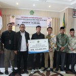 Dirjen Penyelenggaraan Haji dan Umrah (PHU) Kemenag Prof Hilman Latief menyerahkan santunan berupa Rp 125 juta kepada ahli waris jamaah haji Aceh Kloter 01-BTJ yang meninggal dalam pesawat, Kamis, 27 Oktober 2022