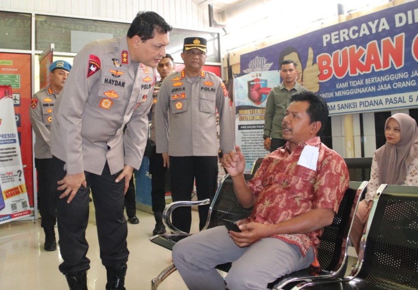 Kapolda Aceh Irjen Pol Ahmad Haydar melakukan Sidak pelayanan SIM di Polresta Banda Aceh, Jum'at (28/10)