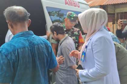 Pemkab Aceh Besar merujuk salah seorang pasien gangguan jiwa warga Kecamatan Indrapuri inisial Fad (28) ke RSJ Aceh, Jum'at (28/10)