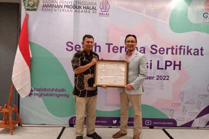 Kepala BPJPH Dr Muhammad Aqil Irham menyerahkan sertifikat akreditasi kepada Ketua LPH USK Fahrizal di Hotel Mercure Jakarta, 26 Oktober 2022