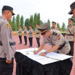 Kapolres Aceh Tamiang AKBP Imam Asfali memimpin upacara serah terima jabatan Wakapolres, Kabag Ops, Kabag SDM dan Kapolsek di Lapangan Parama Satwika Polres setempat