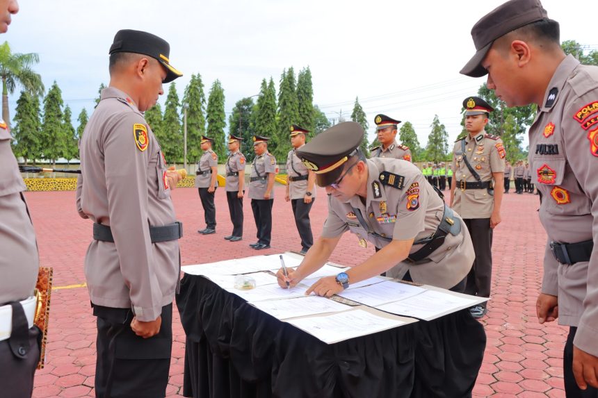 Kapolres Aceh Tamiang AKBP Imam Asfali memimpin upacara serah terima jabatan Wakapolres, Kabag Ops, Kabag SDM dan Kapolsek di Lapangan Parama Satwika Polres setempat