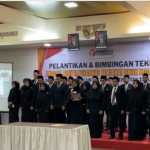 Ketua Panwaslih Banda Aceh Afrida melantik 27 anggota Panwascam Pemilu 2024 kota Banda Aceh di Hotel Oasis, Lueng Bata Kota Banda Aceh, Jum'at (28/10)