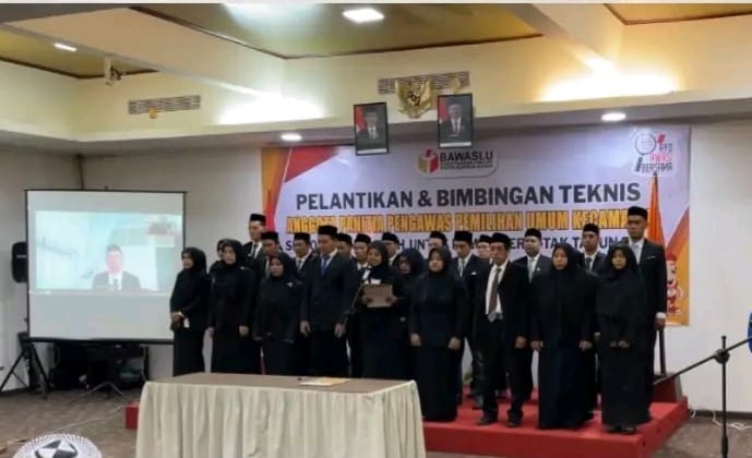 Ketua Panwaslih Banda Aceh Afrida melantik 27 anggota Panwascam Pemilu 2024 kota Banda Aceh di Hotel Oasis, Lueng Bata Kota Banda Aceh, Jum'at (28/10)
