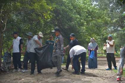 Aksi 1 jam pungut sampah di pantai wisata Aceh Besar